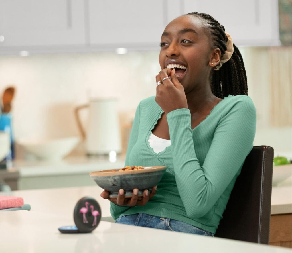 Adolescente comiendo sin problemas con sus Alineadores Invisalign en el estuche Adolescente comiendo sin problemas con sus Alineadores Invisalign en el estuche
