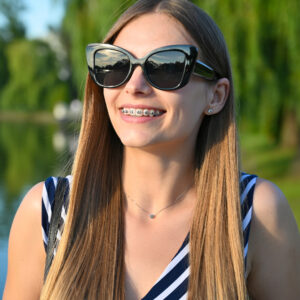 Sonrisa con brackets met&Atilde;&iexcl;licos