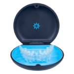 Alineador Invisalign en su estuche